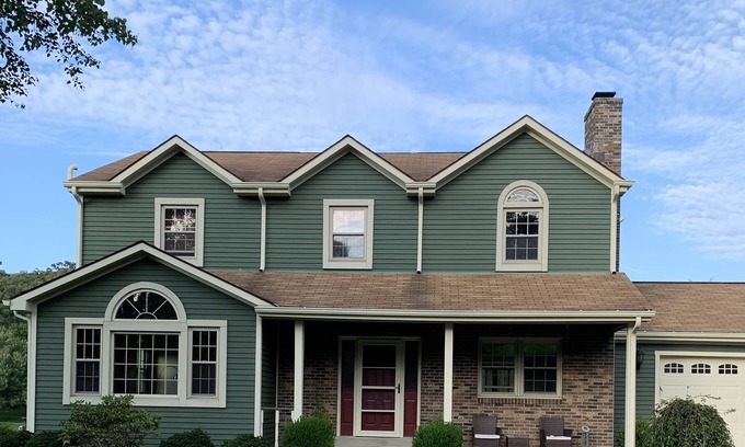 Bakerstown Casa | 4 bedroom home with spacious deck and backyard