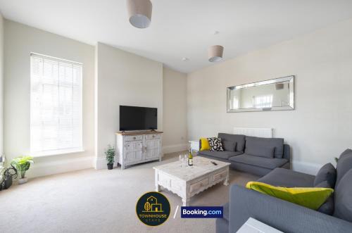 Colchester Casa | 4-Bedroom House by Townhouse Stays, Short Lets & Serviced Accommodation in Colchester with Garden, Free Parking & WiFi