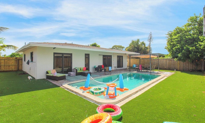 Pompano Beach Casa | 4-bedroom house central in Pompano Beach with pool!