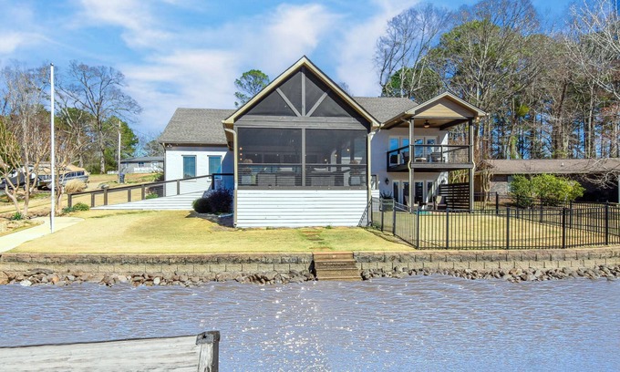 Smith Mountain Estates Casa | 4-bedroom house in charming Jackson's Gap with Boat Ramp/Pet Friendly/Super View