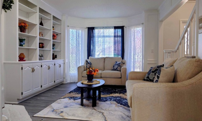 Overland Park Casa | 4-bedroom house in delightful upscale neighborhood at Overland Park