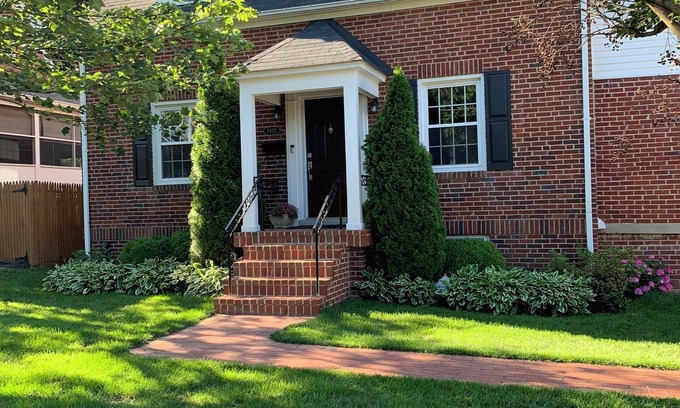 Yorktown Casa | 4-bedroom house in charming North Arlington with WiFi, AC. Book now