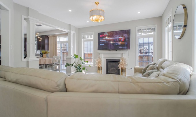 Bowmanville Casa | 4-bedroom house in charming Haydon with fitness room, WiFi, AC