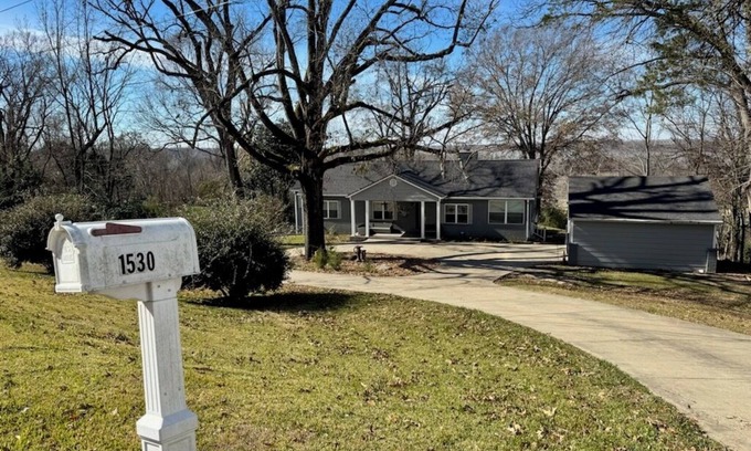 Vicksburg Casa | 4-bedroom house in historic Vicksburg with AC, WiFi, Pet friendly.