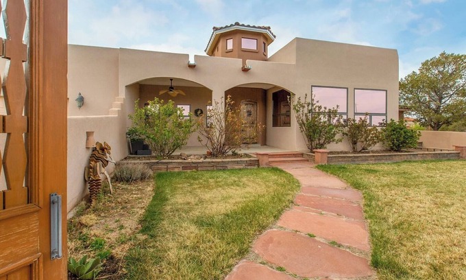 Northeast Heights Casa | 4-bedroom house in awesome Albuquerque with stunning Mountain View