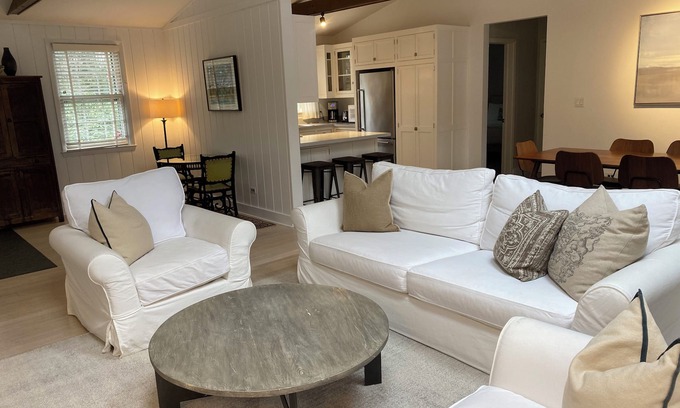 Wainscott Casa | 4-bedroom house in charming Wainscott walking distance to the beach