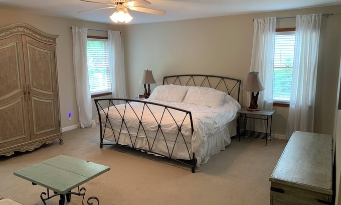Southampton Casa | 4-bedroom house in Southampton w/Private lake property