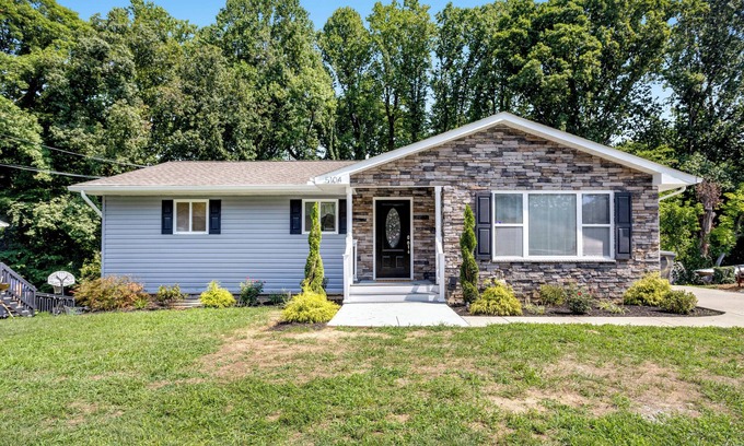 Camp Springs Casa | 4-bedroom house in awesome Temple Hills with AC, WiFi. Enjoy your stay