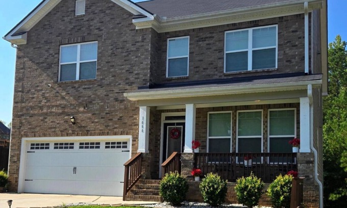 Conyers Casa | 4-bedroom house in wonderful Conyers with AC, fitness room/pool table/bar