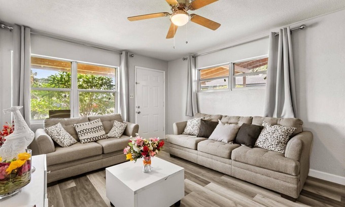 Richmond Heights Casa | 4-bedroom house in wonderful Orlando with WiFi, AC, and a large backyard.