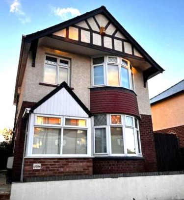 Gloucester Casa | 4 Bedroom House near Gloucester City Centre with Driveway - Ideal for contractors
