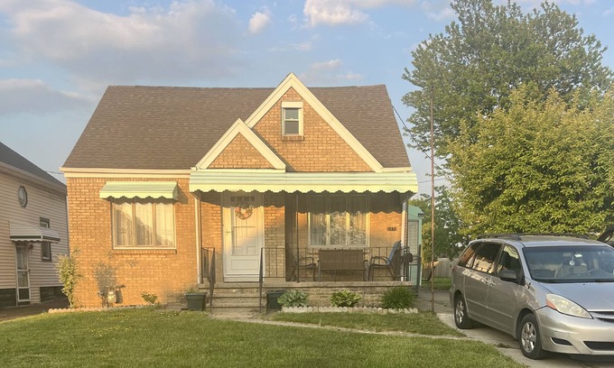Cheektowaga Casa | 4 bedroom house only 3 minutes away from the Galleria mall