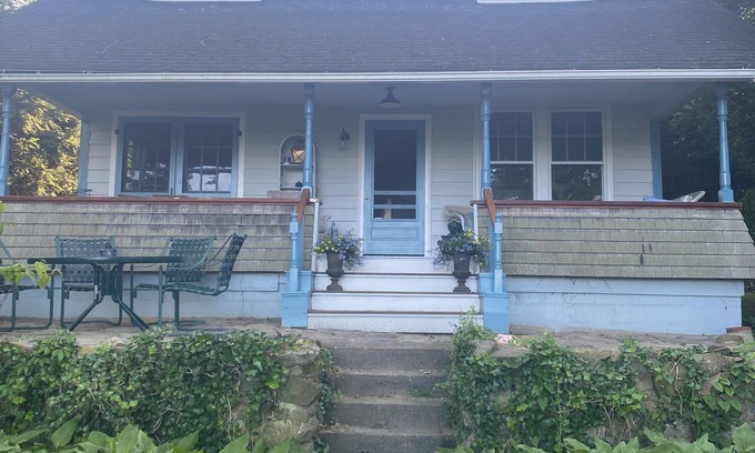 Saunderstown Casa | 4-bedroom house in Saunderstown with AC, Porch Overlooking Narragansett Bay