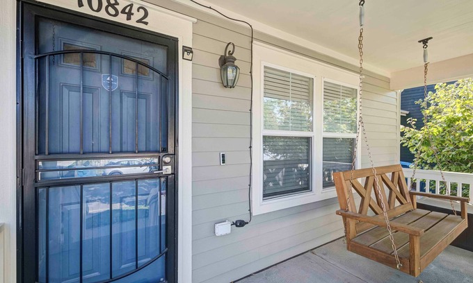 Henderson Casa | 4-bedroom house w/ Hot Tub, Patio, Fire pit, King Master