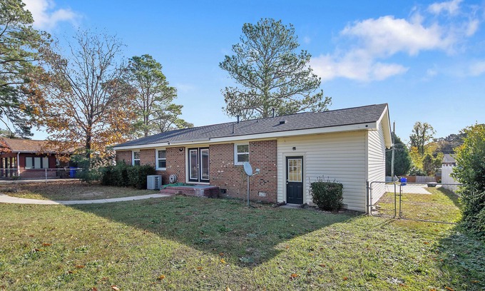 Fayetteville Casa | 4 Bedroom house with huge yard for family games, fun and relaxation