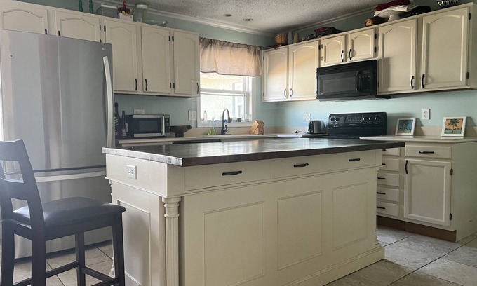 Greater Northdale Casa | 4 Bedroom House with a Pool! 15 minutes from the TPA Airport!