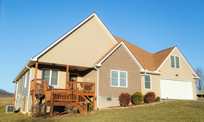 Hendersonville Casa | 4-bedroom in Hendersonville/ Game Room & Pool Table with Gorgeous Mountain Views