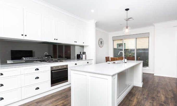 Wagga Wagga Casa | 4 Bedroom Inner City Townhouse - SLEEPS 9 !