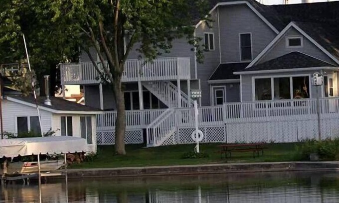 Pardeeville Casa | Lake House de 4 dormitorios con terraza espaciosa para relajarse y ver el lago
