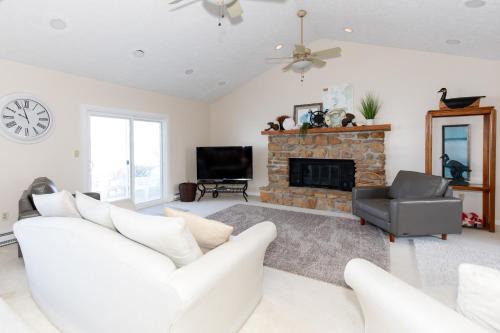 Sandusky Casa | 4 Bedroom Lakefront Home with Private Beach on Cedar Point Chaussee
