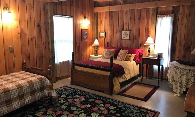 Floyd Cabina | 4-bedroom lodge in phenomenal Floyd County with AC