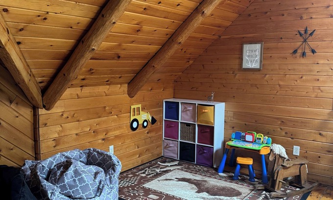 Barryton Cabina | 4-bedroom log cabin lodge with Heated in-ground pool, fiber internet and AC