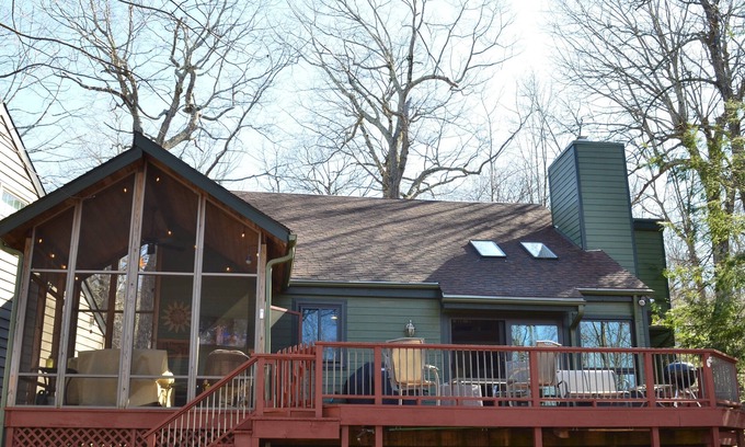 Nellysford Cabina | 4 Bedroom mountain cabin in the relaxing Wintergreen Resort with AC & Fireplace