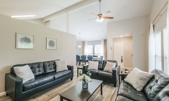 Spring Branch Central Casa | 4 bedroom near Memorial and City Centre