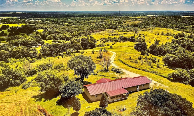 Davis Casa | 4 Bedroom on 15 Acres Near Crossbar Off Road Park & Turner Falls
