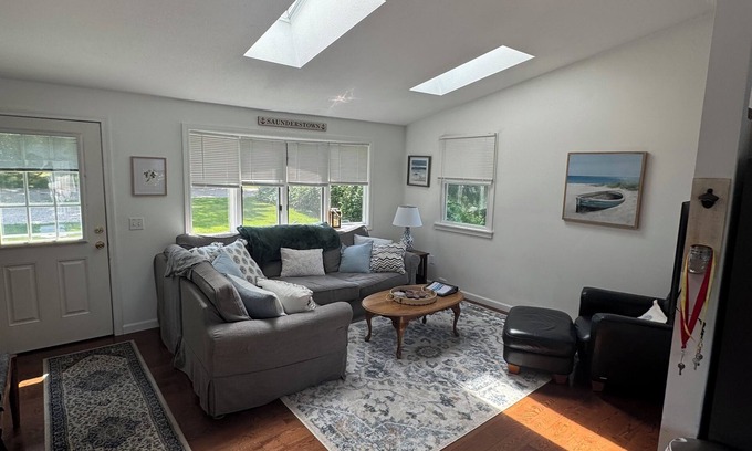 Saunderstown Casa | 4 Bedroom Pettaquamscutt Lake Shores Home