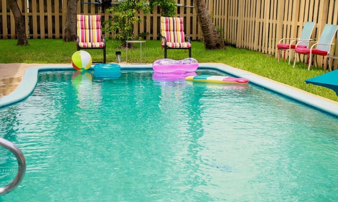 Sunrise Casa | 4-bedroom pool house in peaceful Sunrise with AC, WiFi, King bed