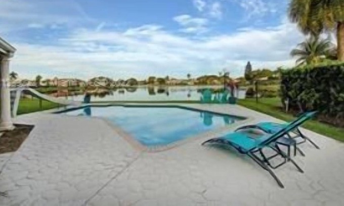 Davie Apartamento | 4 Bedroom Single family 437918 by Houzlet