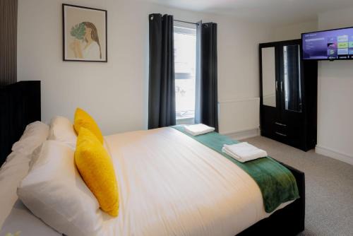 Gloucester Apartamento | 4 Bedroom, Sleeps 8, 3 Bathroom, Hot Tub, WiFi, Smart TVs in Each Room 3 min walk to KINGSHOLM Stadium