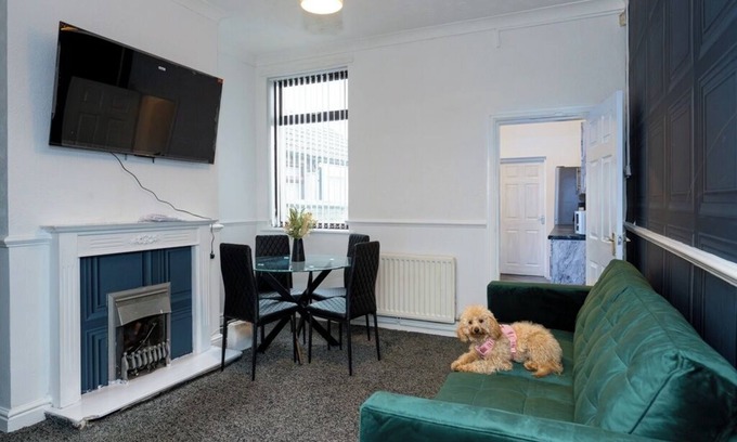 Tunstall Casa | 4-bedroom- Stoke-on-Trent sleeps 8- pet friendly
