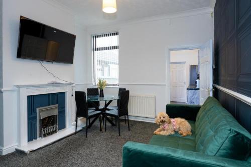 Tunstall Casa | 4-bedroom- Stoke-on-Trent sleeps 8- pet friendly