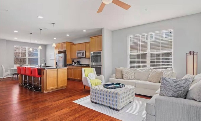Northeast Casa | 4-bedroom townhome in amazing Washington with AC, WiFi