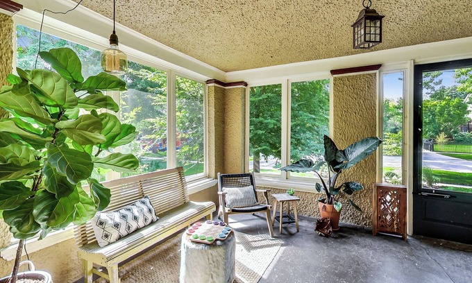 Oak Park Casa | 4-bedroom townhome in Frank Lloyd Wright District-FREE PARKING, Patio, Yard