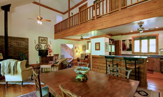 Lookout Mountain Casa | HOMBRE DE ACERO ! 4 Bedroom upscale neighborhood open concept HogarNiños 14yrs +