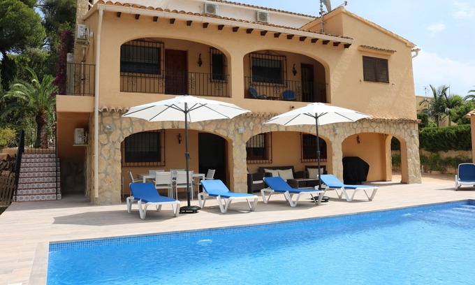 Moraira Chalet De Esquí | Villa de 4 dormitorios a 300 m de Moraira con piscina, garaje, AA, internet, ...