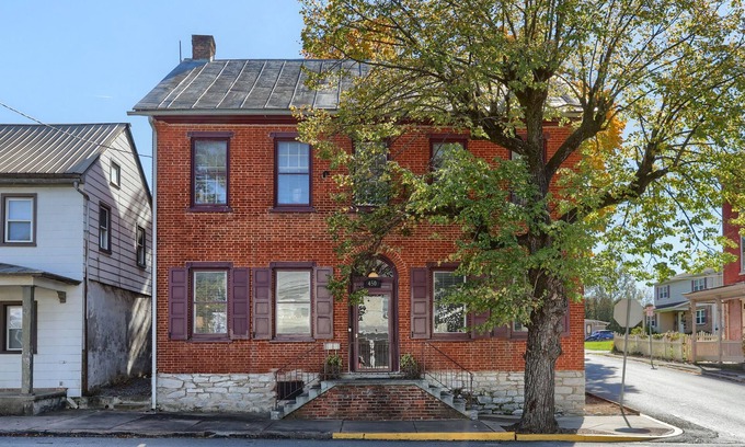 Annville Casa | 4 Bedroom w/ Firepit Walkable To Restaurants & Bars- 15 Min To Hershey!
