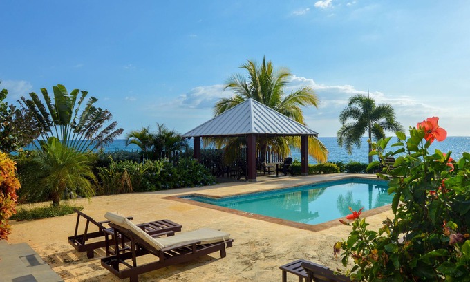 Whitehouse Villa | Cabaña de 4 dormitorios frente al mar con piscina