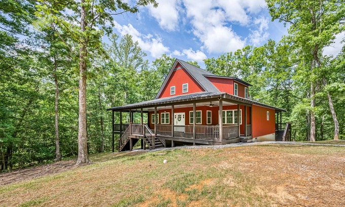 Lanexa Casa | 4-bedroom waterfront homestead near Williamsburg with WiFi, AC. Book now