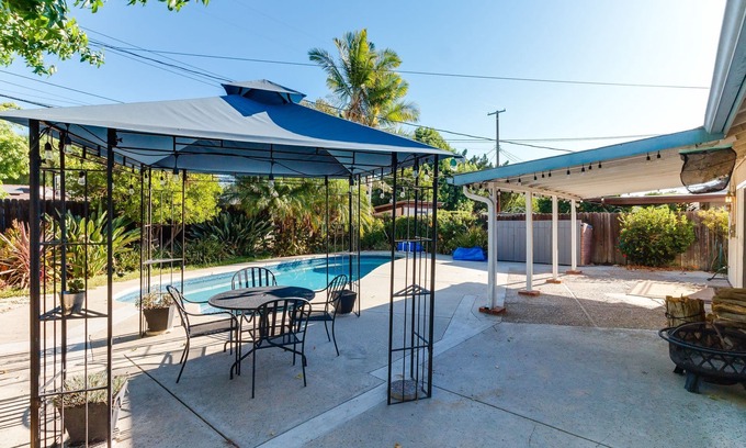 West Hills Casa | 4 Bedroom West Hills Charmer with Pool and Jacuzzi
