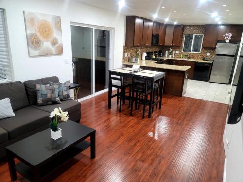 Mid-Wilshire Casa | 4 Bedrooms & 2.5 Bathrooms in LA
