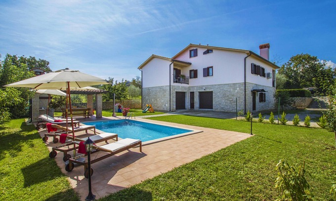 Sveta Nedelja Villa | Mobiliario bonito y moderno, amplio jardín privado, cerca del mar