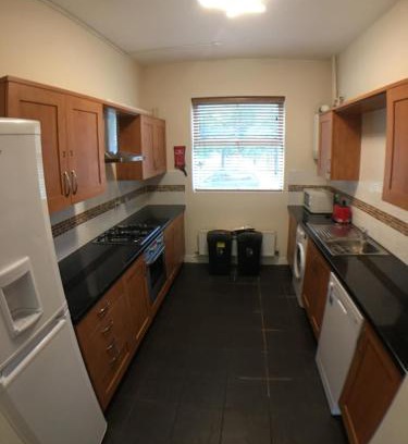Frampton Casa | 4 Bedrooms, 3 Bathrooms, Comfy beds, 5 Netflix TVs & VAN PARKING