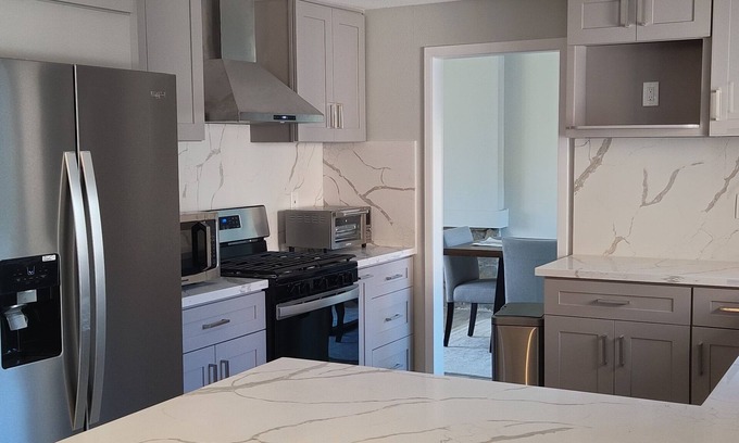 Hermosa Village Casa | 4 Bedrooms, 4 Bathrooms, 1.7 miles away from DisneyLand,
