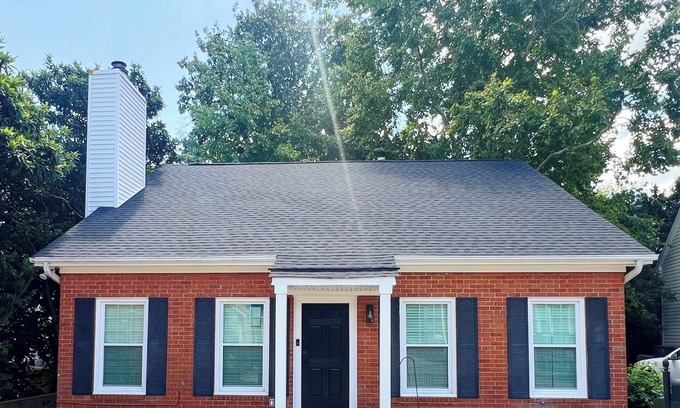 Summerville Casa | 4 Bedrooms 4 Bathrooms 2 Laundry Rooms - Brick Cottage
