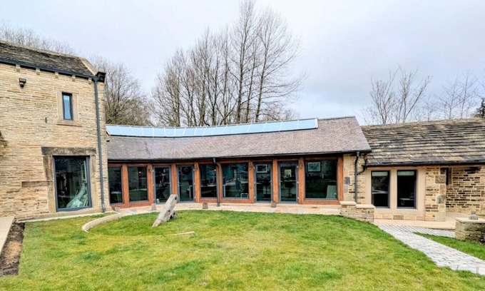 Honley Casa | 4 Bedrooms 4 En suites HotTub Pool Table
