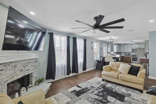 South Arlington Casa | 4 Bedrooms Brick Retreat with Gameroom & Backyard